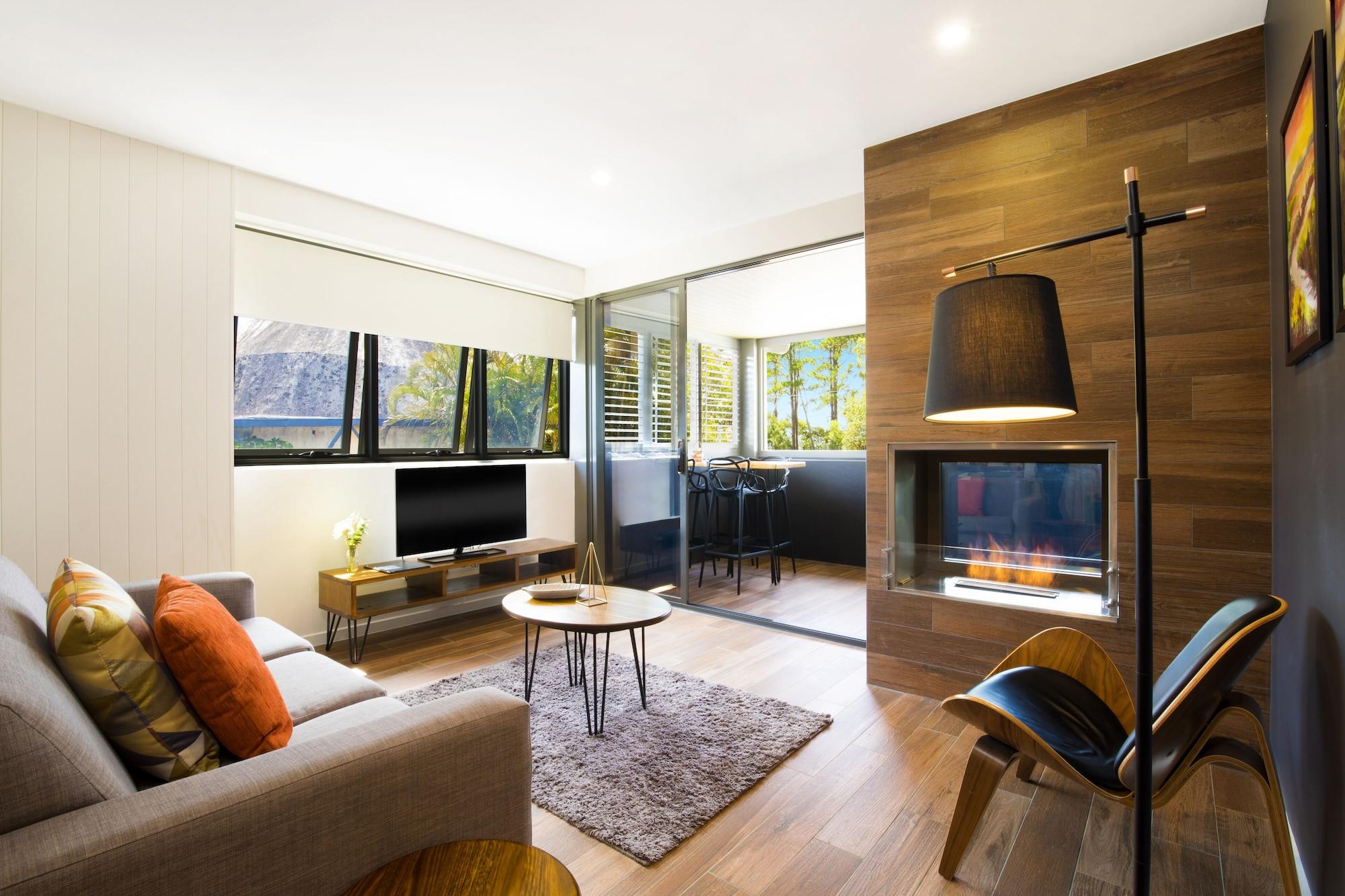 Altitude On Монтвилл Экстерьер фото A living room with a fireplace