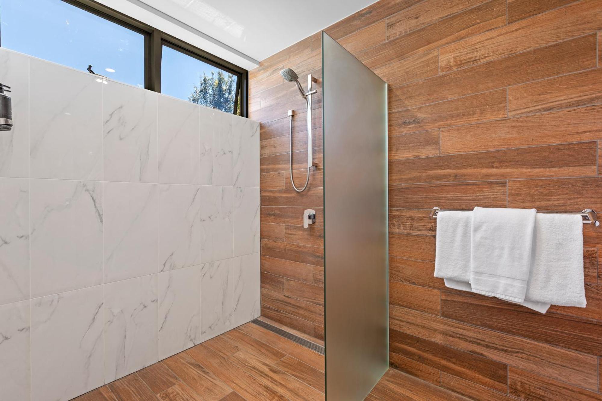Altitude On Монтвилл Номер фото A shower with a fixed shower head and handheld shower head