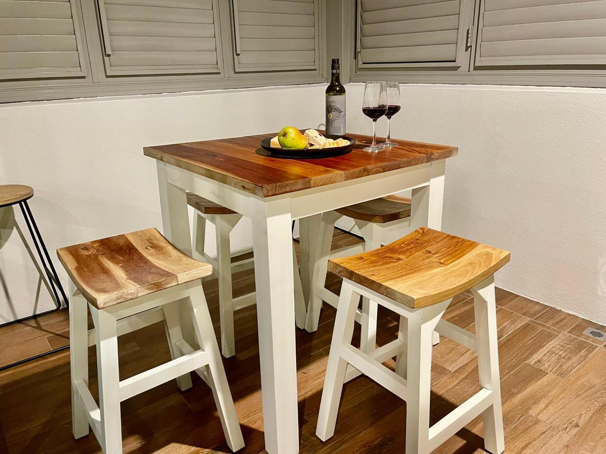 Altitude On Монтвилл Номер фото A bar table with bar stools