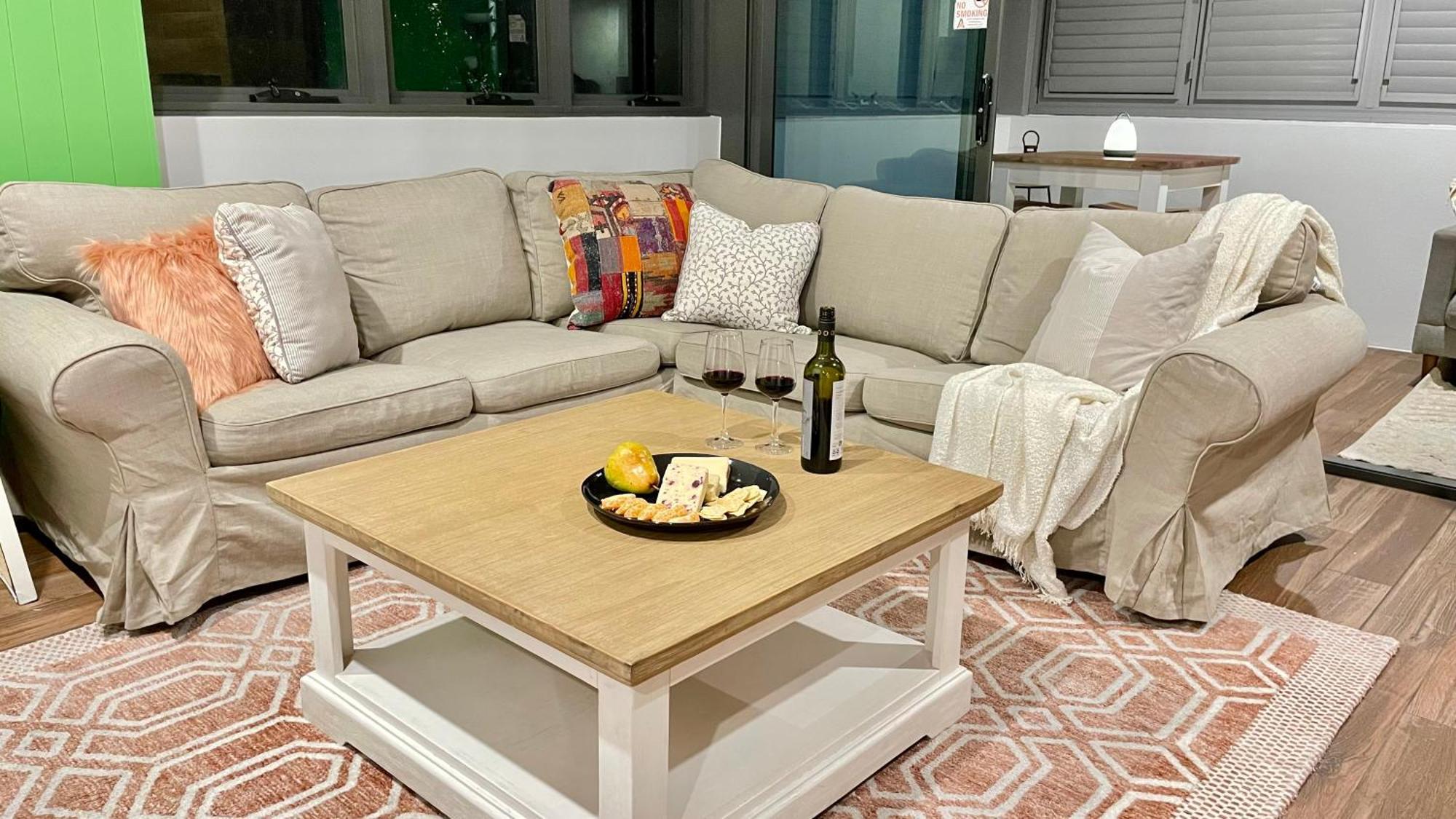 Altitude On Монтвилл Номер фото A coffee table in a living room