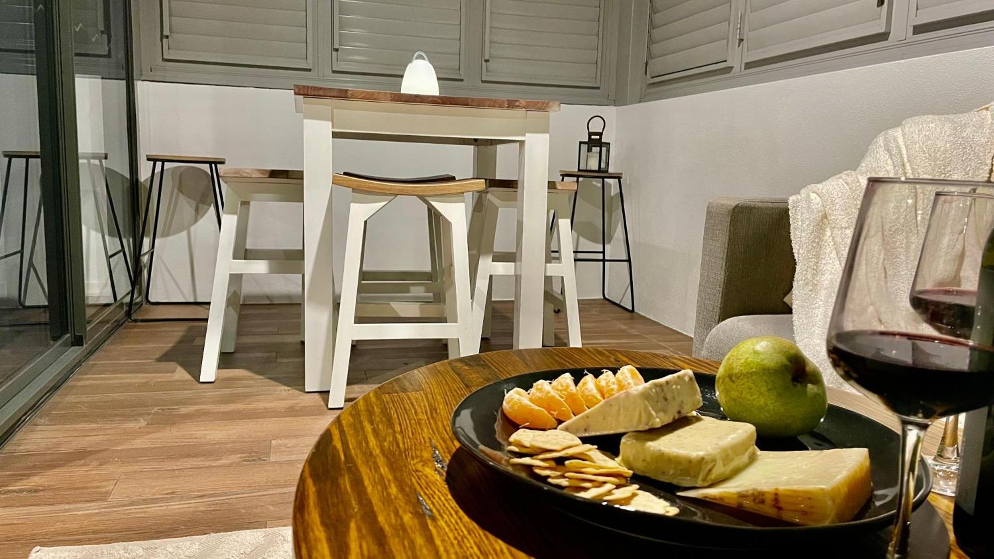 Altitude On Монтвилл Номер фото A kitchen with a breakfast bar