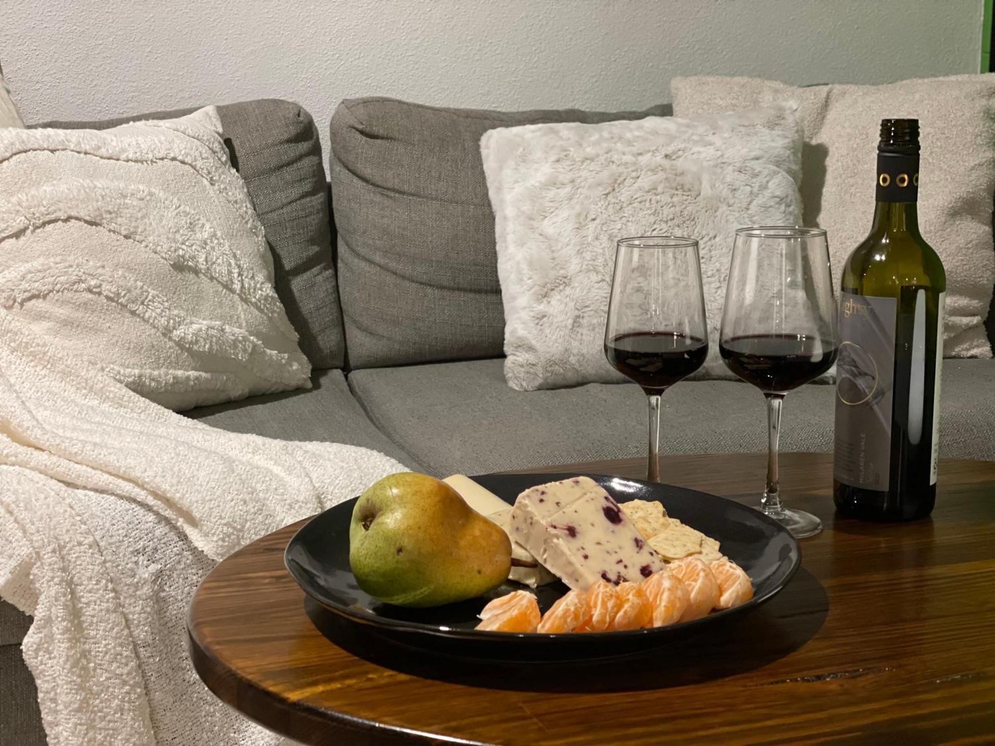 Altitude On Монтвилл Номер фото A wine and cheese pairing