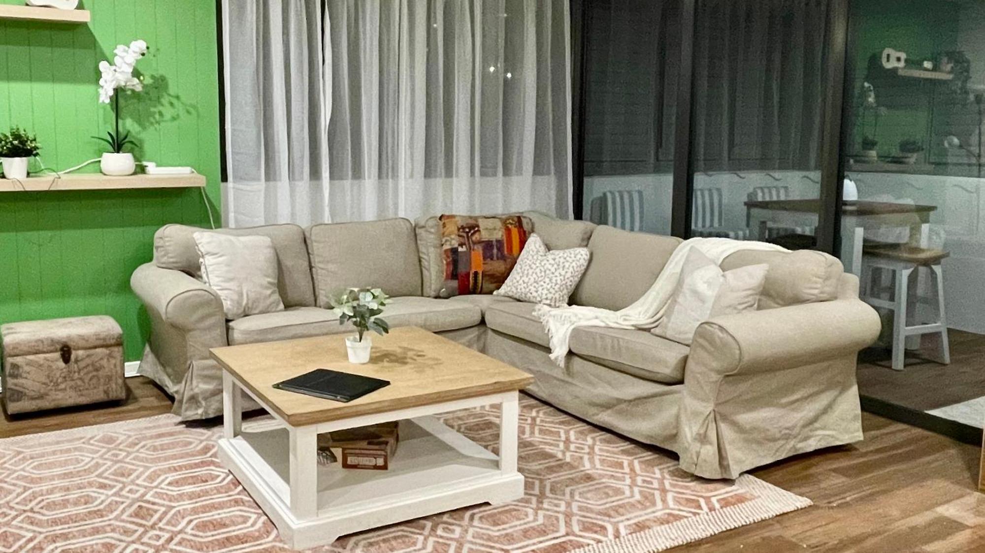 Altitude On Монтвилл Номер фото A living room with a sofa and a coffee table
