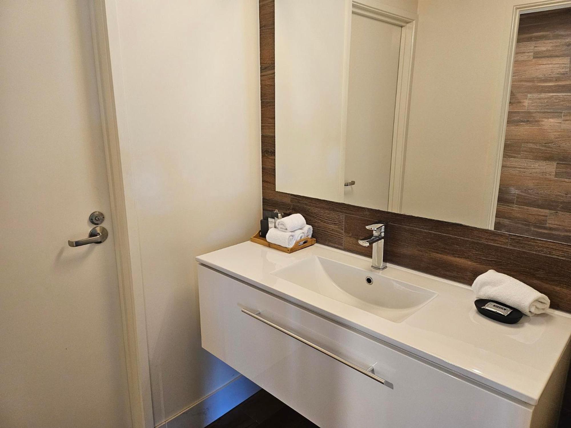 Altitude On Монтвилл Экстерьер фото Bathroom