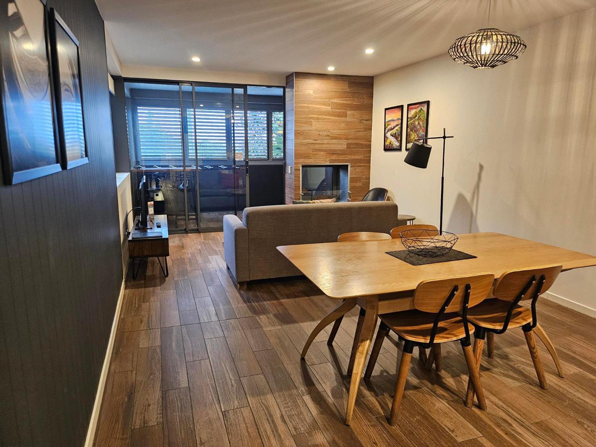 Altitude On Монтвилл Номер фото A living room in a typical apartment at the complex