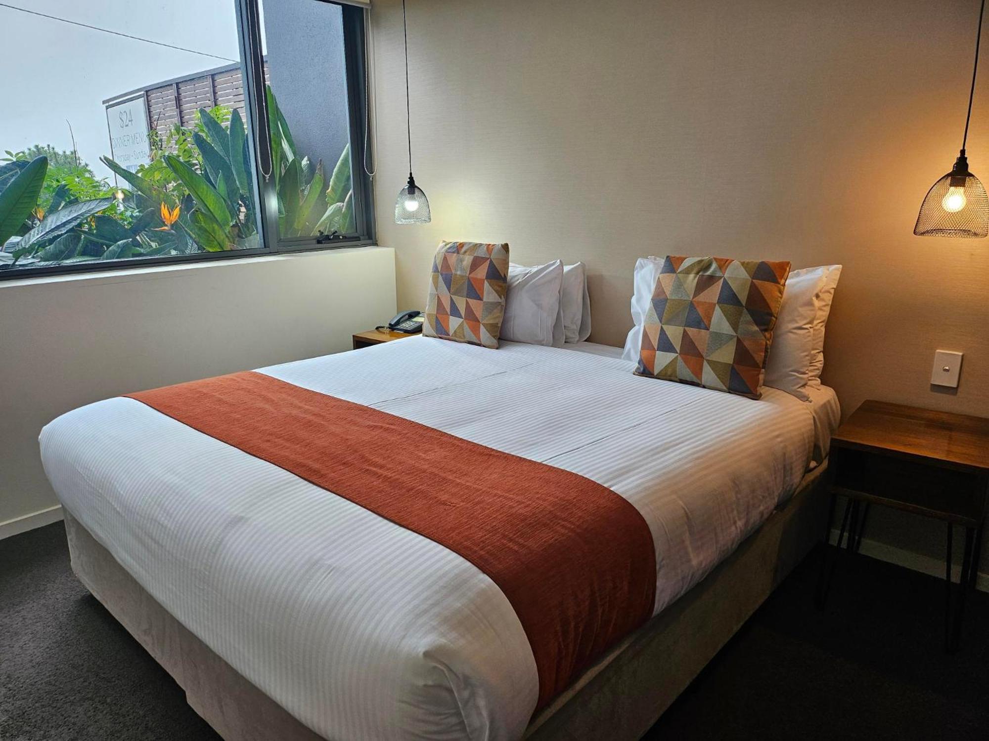 Altitude On Монтвилл Номер фото A bed with a bed runner