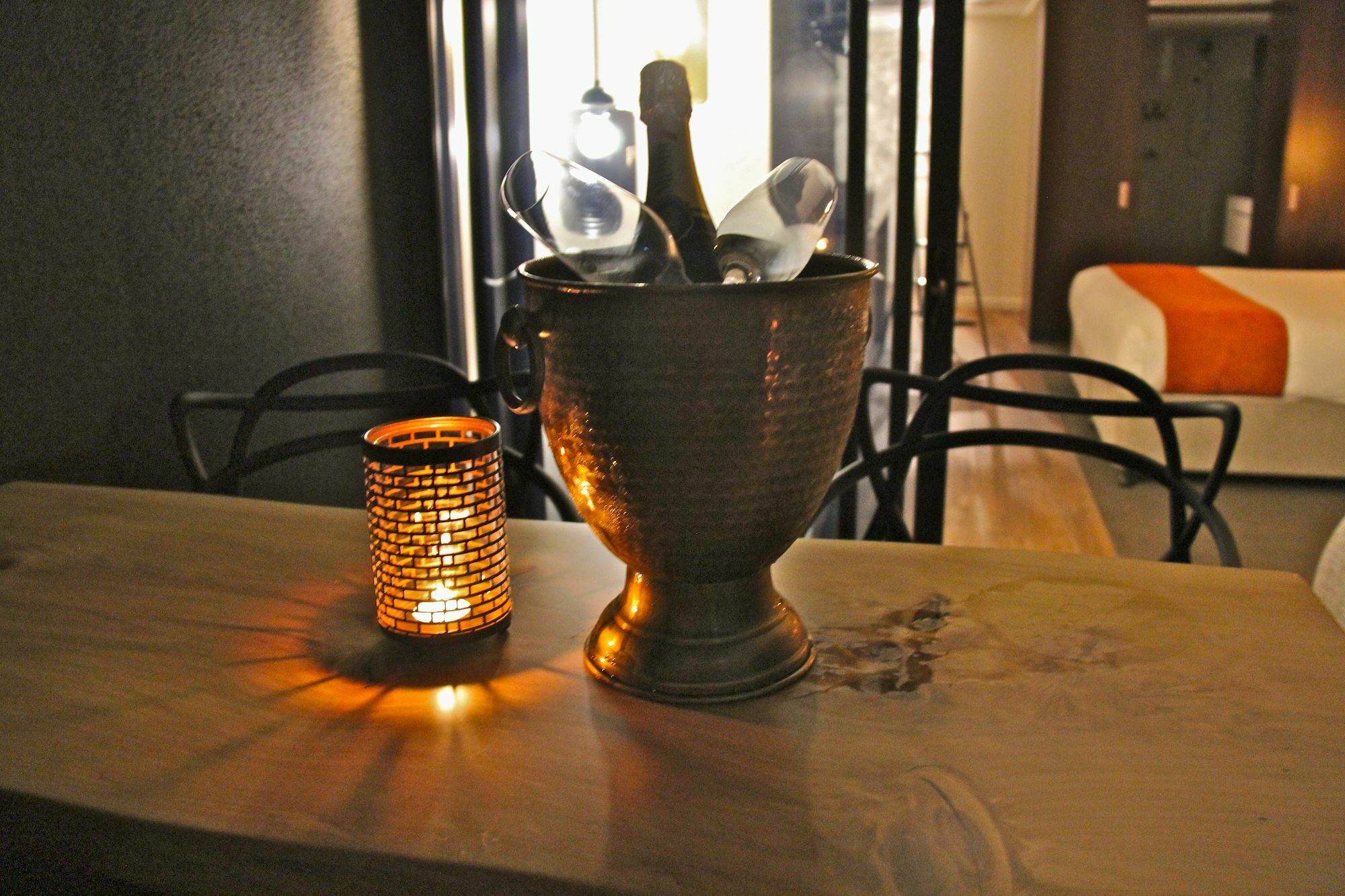 Altitude On Монтвилл Экстерьер фото Champagne in a champagne bucket